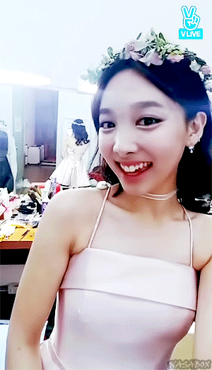 트와이스 - (다리 이쁘고) 상큼한 토끼 나연이 V앱 움짤 | 인스티즈