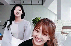 [트와이스] 뽀뽀하는 사나.gif | 인스티즈