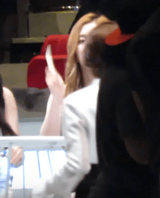 [레드벨벳] 야광봉의 신세계를 경험한 배주현.gif | 인스티즈