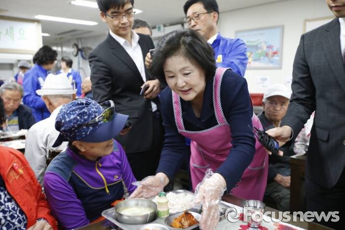 전주 노인복지관서 배식봉사하는 문재인 부인 김정숙씨 | 인스티즈