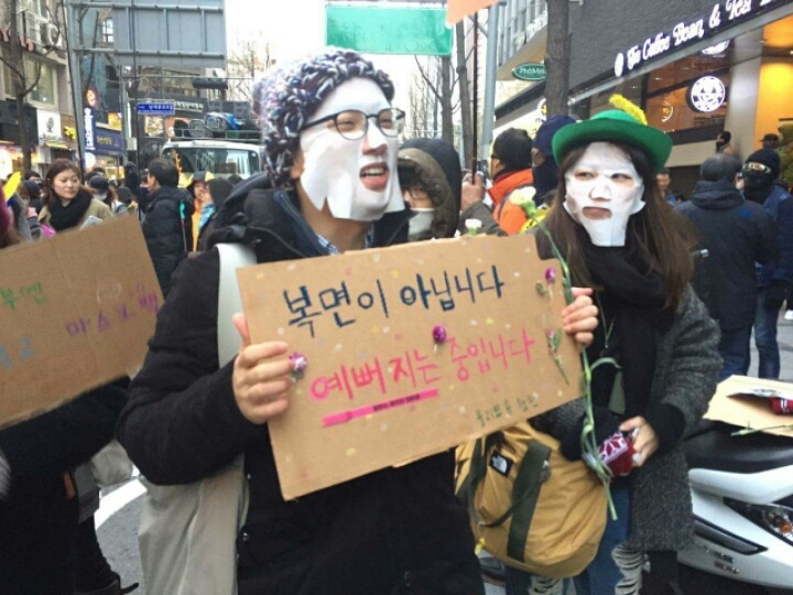 복면금지에 대항하는 집회참가자 | 인스티즈