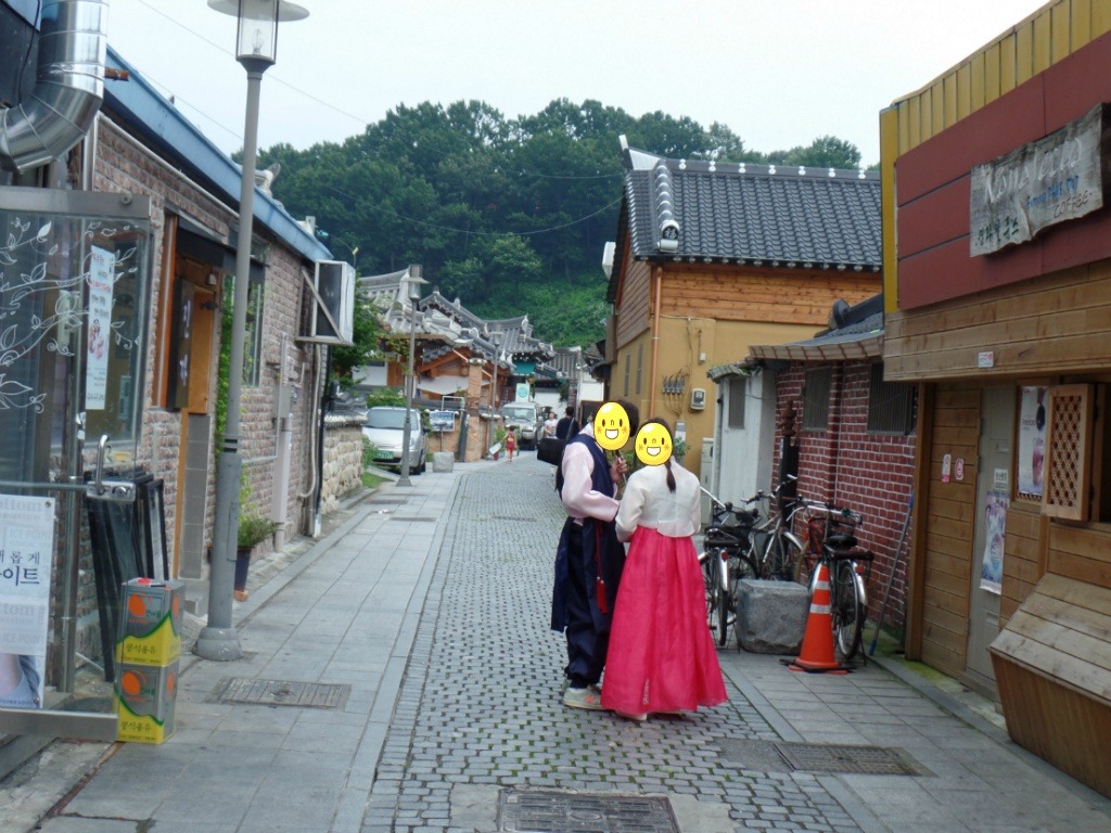한복열풍이 분 전주한옥마을에서 예쁜 한복을 입고 한옥마을 거리 곳곳을 산책하는 아가씨들 | 인스티즈