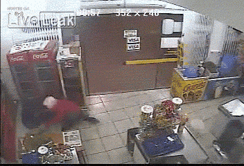 강도의 습격으로 인해 공포에 빠진 시민들.gif | 인스티즈