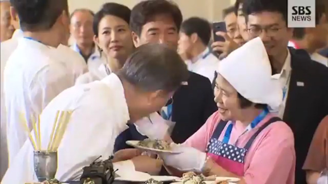 메밀전병을 빨리 먹고싶은 문재인 대통령.jpg | 인스티즈