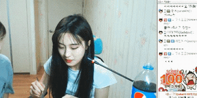 의자 팔걸이에 몸이 끼어버린 여자.gif | 인스티즈