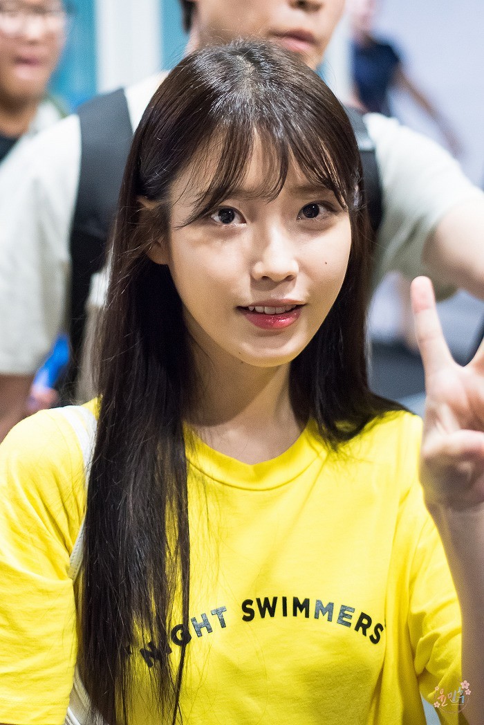 노랑 노랑한 아이유 인천공항 입국사진. png | 인스티즈