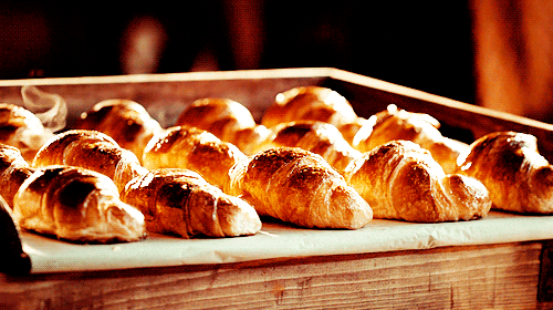 Croissant (크로와상) + Pain au Chocolat (뺑오쇼콜라) | 인스티즈