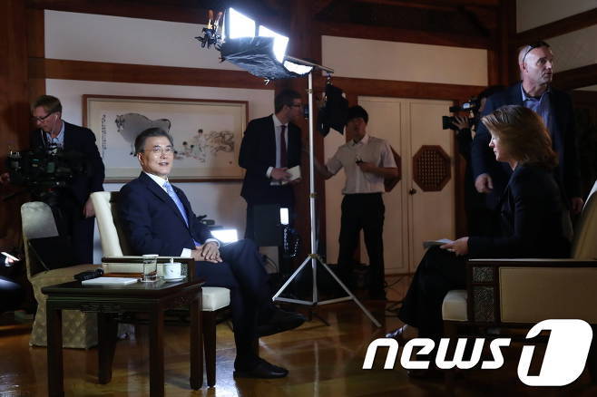 미국 CBS와의 인터뷰 현장에서 문재인대통령 .jpg | 인스티즈