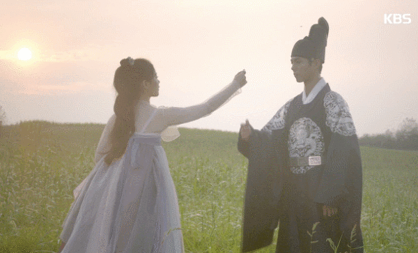 김유정 남자에서 여자가 될때.gif | 인스티즈