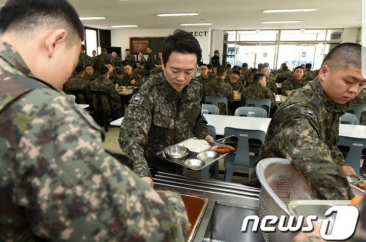 장병들과 함께 식사하는 ㄹ혜 지킴이 | 인스티즈