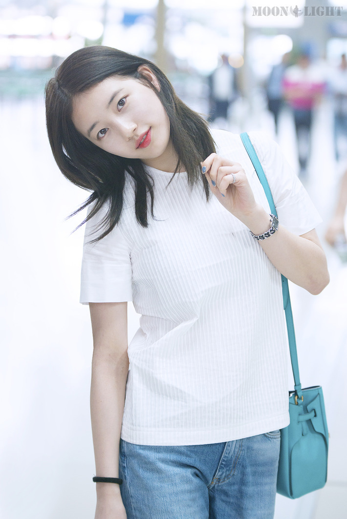 공항에서 만난 어머님이 사진 찍자니까 포즈 취하는 수지 | 인스티즈