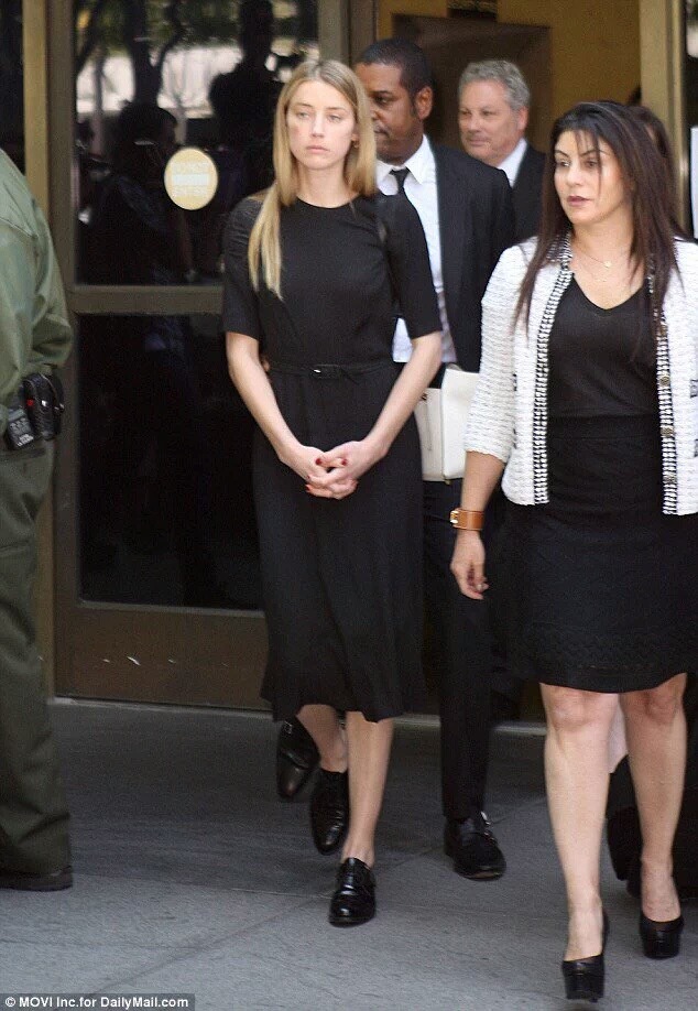 이혼관련 접수하러 가는 앰버 허드 | 인스티즈