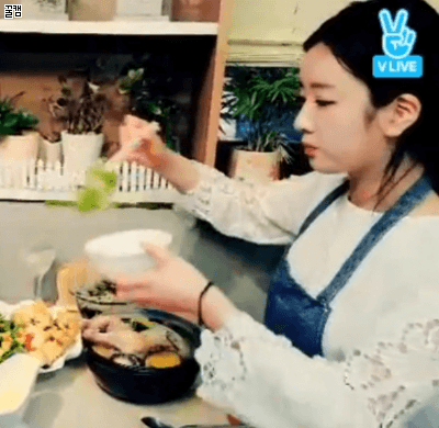 음식 만들어 먹는 에이핑크 초롱 보미.gif | 인스티즈