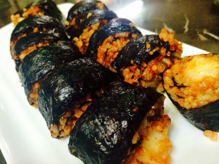 [김밥] 보편적인 치즈김밥에서 살짝 변형된 스타일을 가지고 있는 신전떡볶이의 치즈김밥 | 인스티즈