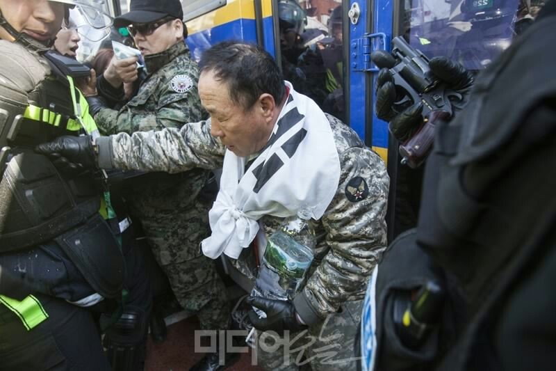 경찰에게 실탄 든 가스총 들이대다 잡힌 박사모.jpg | 인스티즈