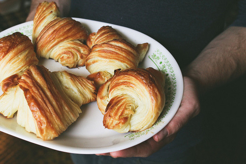 Croissant (크로와상) + Pain au Chocolat (뺑오쇼콜라) | 인스티즈