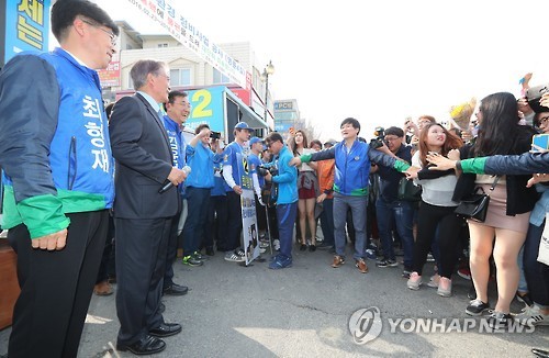 [문재인] 오늘은 전주 지원 유세하러 방문하신 문재인 전 대표.jpg | 인스티즈