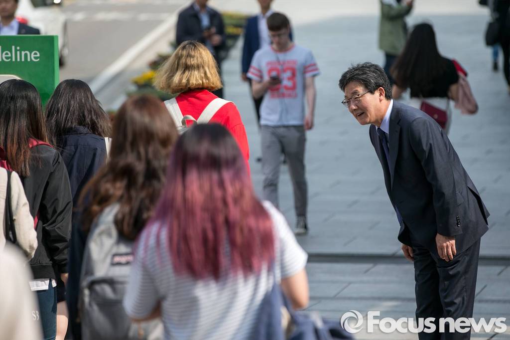 [유승민] 오늘자 이대에 간 유승민.jpg | 인스티즈