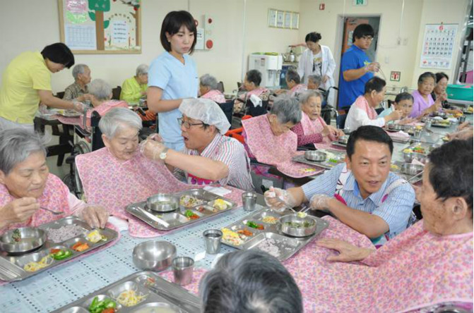 반기문 부부의 턱받이 쉴드를 종결한다. (출처 : 뽐뿌) | 인스티즈