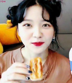 [레드벨벳] 옒쓸커플(예리,슬기) 과자 먹방타임.gif | 인스티즈