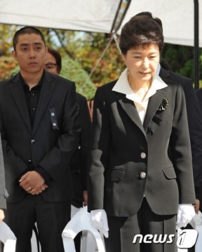 박정희 추도식에 여러번 참석한 박근혜와 은지원 | 인스티즈