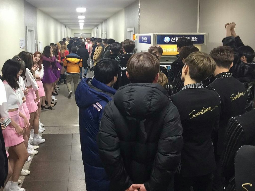 복도에 일렬로 서서 PD에게 인사해야하는 가수들 .jpg | 인스티즈