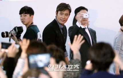 남우주연상 수상한 오늘자 이병헌.jpg | 인스티즈