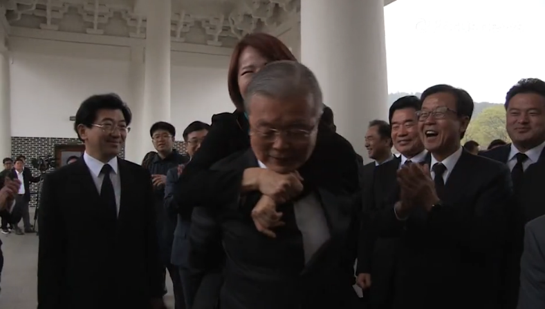 김종인 대표가 당선후 너무 기뻐서 업어줬다는 전현희 의원 | 인스티즈