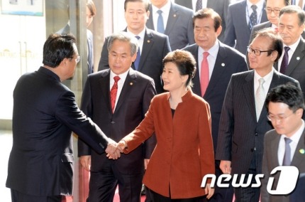 오늘자 국회 방문한 박근혜 | 인스티즈