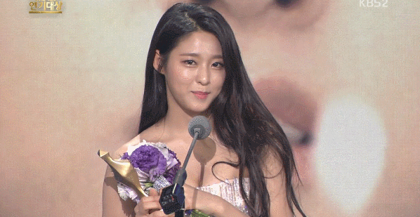 kbs 연기대상 드레스 여신강림 설현 vs 조보아 gif 둘다 짱예 ㅎㄷㄷㄷㄷ | 인스티즈