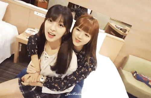 오마이걸 아린 유아 볼 뽀뽀.gif | 인스티즈