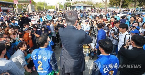 [문재인] 오늘은 전주 지원 유세하러 방문하신 문재인 전 대표.jpg | 인스티즈