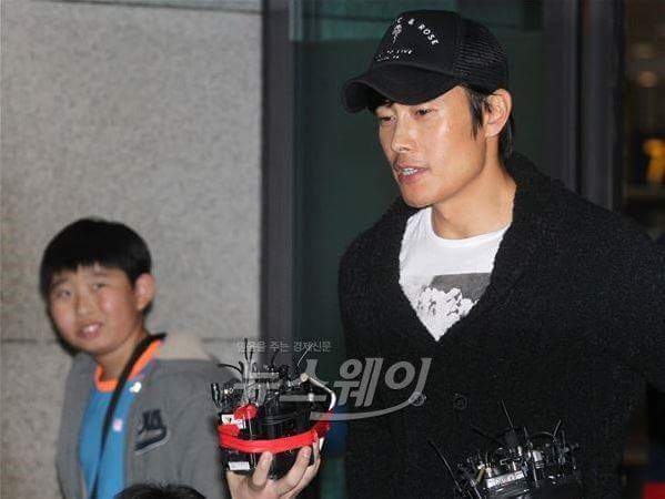 이병헌을 쳐다보는 어린이의 시선.jpg | 인스티즈