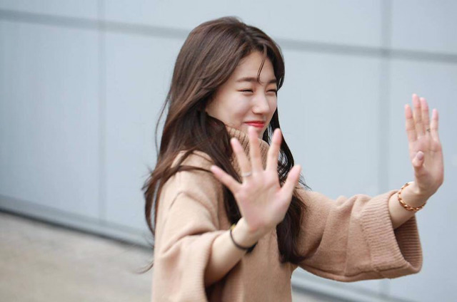 기사사진보다 못나게 보정된 수지의 광고사진 | 인스티즈