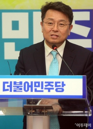 더민주 이철희 의원이 더민주 지도부 비판하고 물러나라고 한것에 대해서 찾아봤는데 | 인스티즈