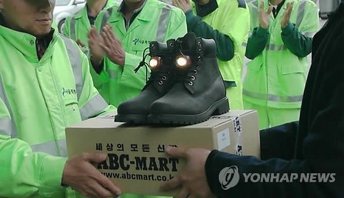 ABC마트의 환경미화원을 위한 신발 기부 | 인스티즈