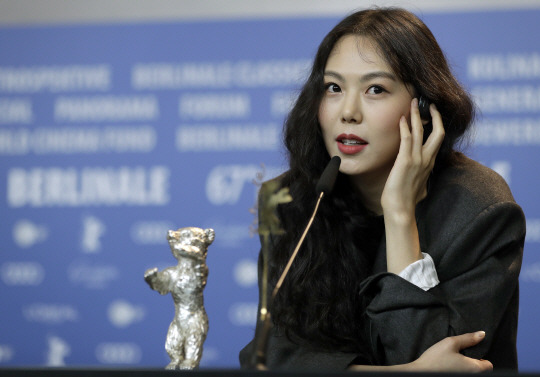 오늘자 베를린영화제 여우주연상 수상 김민희ㄷㄷㄷ | 인스티즈