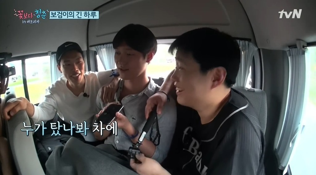 박보검을 바라보는 남자 스태프들의 표정.jpgif | 인스티즈