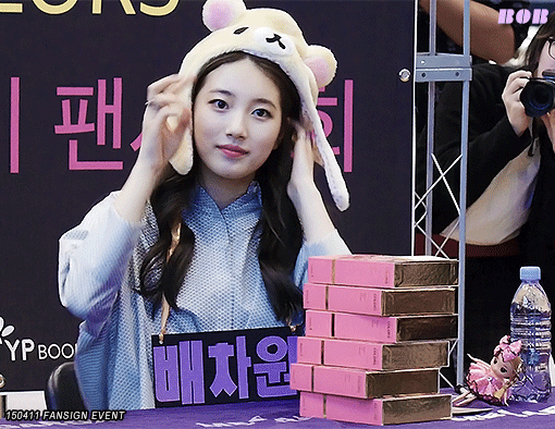 사인회에서 아이컨택 해주는 수지.gif | 인스티즈