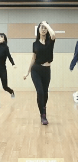 검은 반팔티입고 안무연습하는 설현 | 인스티즈