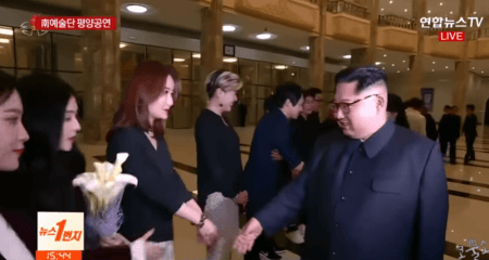 레드벨벳 4명과 악수하는 김정은.GIF | 인스티즈