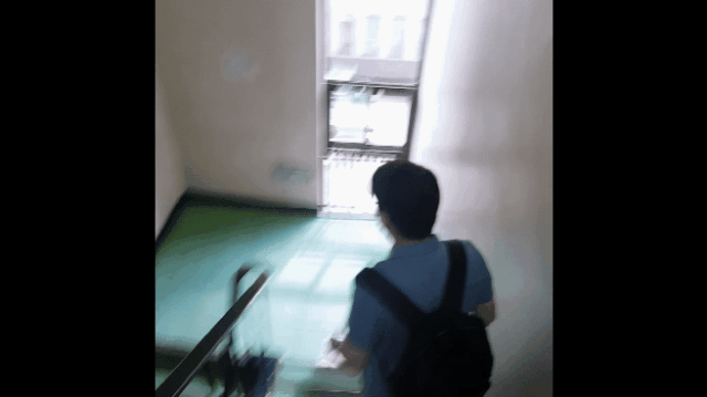계단 빨리 내려가기 게임 하는 안철수.gif | 인스티즈