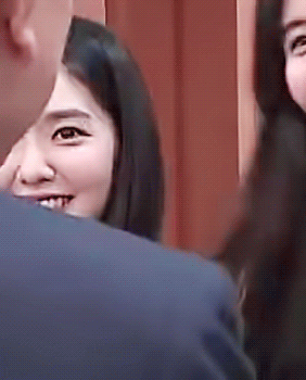 잘생긴 남자 바라보는 아이린.gif | 인스티즈