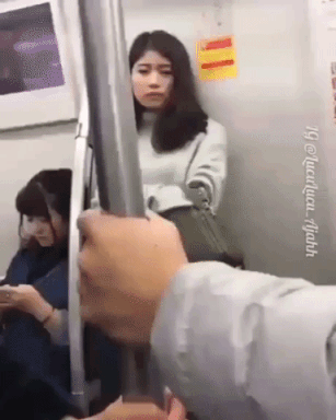 지하철에서 장난치는 커플.gif | 인스티즈