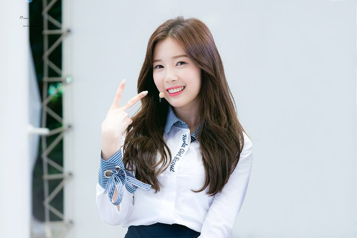 [에이프릴] 일 하다가 잠깐 쉬는 시간이 되서 채경이 | 인스티즈