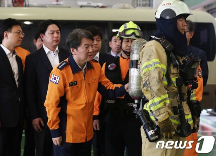 안철수를 대하는 소방관님들의 표정.jpg | 인스티즈