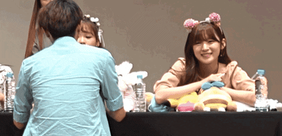 팬싸에서 강적을 만난 오마이걸 아린.gif | 인스티즈