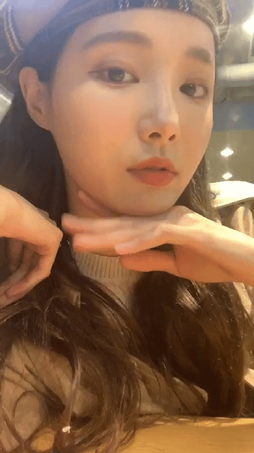 어제 3주년 기념 인스타 라이브한 모모랜드 연우(2).gif | 인스티즈