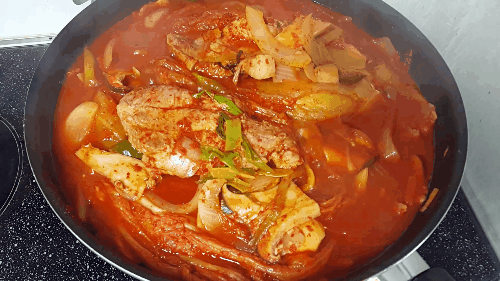 묵은지 김치찜 (feat. 밥도둑) | 인스티즈