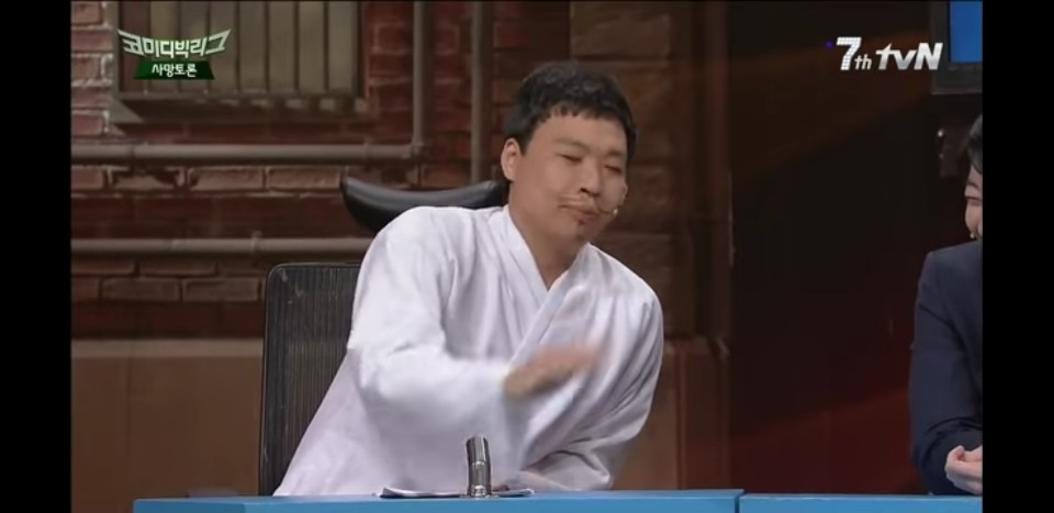 날강두가 1년동안 자신의 옹호글과 쉴드글을 써주면 20억을 준다고하면 제안 받아야하나?말아야하나? | 인스티즈